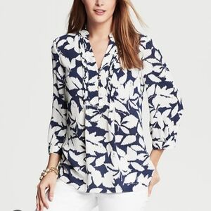Banana Republic Navy and White Leaf Patterned Blouse Sz XS NWOT